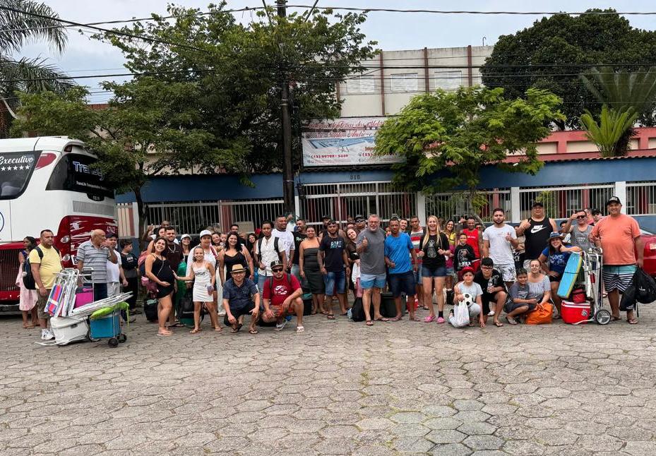 EM EXCURSÃO, COMPANHEIRADA CURTE COLÔNIA DE FÉRIAS, NA PRAIA GRANDE